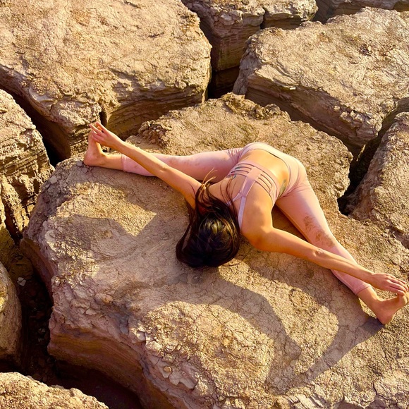 Yoga Bitch Silhouette Sporty Bra Crop NWT - Picture 6 of 16